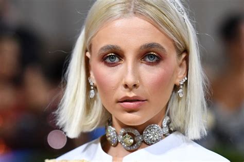 emma chamberlain met gala necklace.